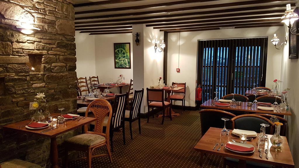 New Gurkha Inn Brecon Eksteriør billede